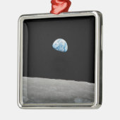 Die Erde erhebt sich über dem Mondlicht. Ornament Aus Metall (Links)