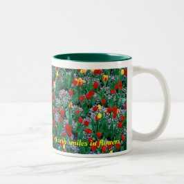 Die Erde lächelt in den Blumen - grünen Sie durch Zweifarbige Tasse