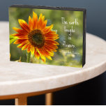 Die Erde lacht in Blume Zitat Sonnenblumen Holzkisten Schild<br><div class="desc">Herzlich willkommen auf Ihrer Zuhause mit diesem schwarz gestrichenen,  hölzernen Kastenschild,  das zum Aufhängen oder stehend sein soll und das Foto einer bronzefarbenen Sonnenblume sowie ein beliebtes Emerson Zitat enthält: "Die Erde lacht in Blume". Ein schönes,  blumengeschmücktes Design! Wählen Sie Ihren Holzkastenstil aus.</div>