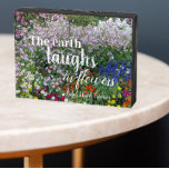 Die Erde lacht in Blume Zitat von Blumen Holzkisten Schild<br><div class="desc">Herzlich willkommen bei Familie und Freunden auf Ihrer Zuhause mit diesem weißen, bemalten Holzkastenschild, das zum Aufhängen oder stehend gemacht wurde und das Foto eines bunten Sommergarten von Blume wie Zinnias, Pink Nicotiana und Blue Salvia sowie ein beliebtes Zitat des Essayisten Ralph Waldo Emerson enthält, in dem es heißt: "Die...</div>