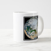 Die Erde mit der Arktis, Europa und Asien. Jumbo-Tasse (Vorderseite Rechts)