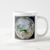 Die Erde mit der Arktis, Europa und Asien. Jumbo-Tasse (Rechts)