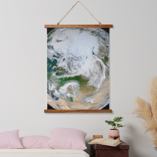 Die Erde mit der Arktis, Europa und Asien. Wandteppich Mit Holzrahmen (Schlafzimmer)