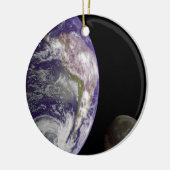 Die Erde und der Mond Keramikornament (Links)