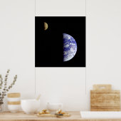 Die Erde und der Mond, wie sie aus dem Weltall ges Poster (Küche)