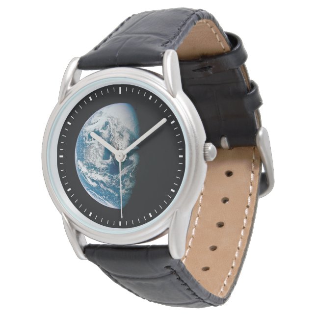 Die Erde wurde aus dem Apollo 13 Raumfahrzeug geno Armbanduhr (Schrägansicht)