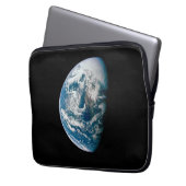 Die Erde wurde aus dem Apollo 13 Raumfahrzeug geno Laptopschutzhülle (Vorderseite Links)