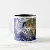 Die Erde zeigt die Western-Hemisphäre Zweifarbige Tasse (Vorderseite Links)