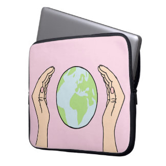 Die Erde zwischen zwei Händen Laptopschutzhülle