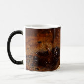 Die erhaltene kalte verwandelnde Tasse des Kaffees (Links)