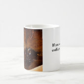 Die erhaltene kalte verwandelnde Tasse des Kaffees (Mittel)