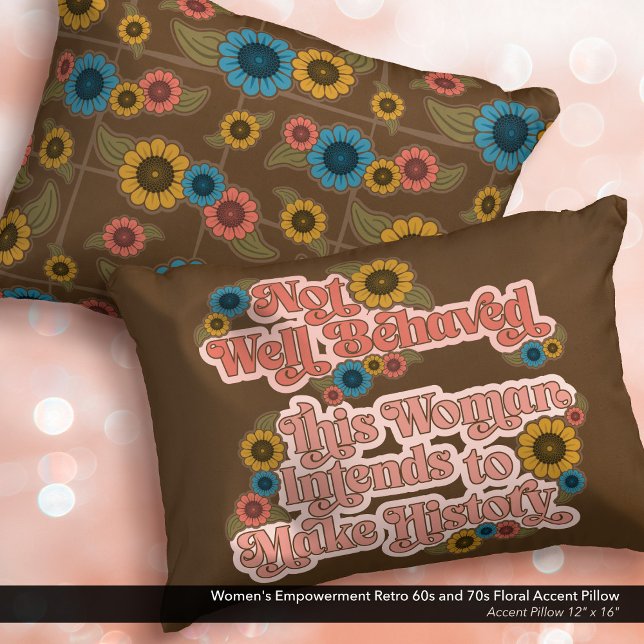 Die Ermächtigung der Frau Retro 60er und 70er Flor Dekokissen (Not Well Behaved - Women's Empowerment Accent Pillow with a Retro 60s and 70s Floral Design.)