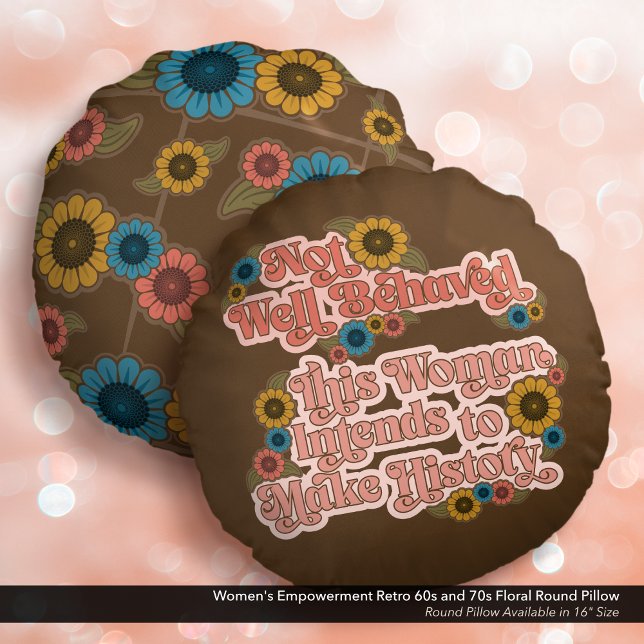 Die Ermächtigung der Frau Retro 60er und 70er Flor Rundes Kissen (Not Well Behaved - Women's Empowerment Round Pillow with a Retro 60s and 70s Floral Design.)