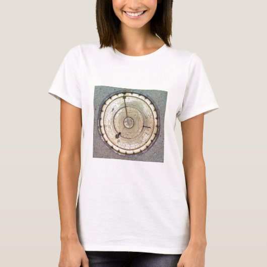 Die erste federgetriebene Uhr mit Sicherung, Sicht T-Shirt (Vorderseite)
