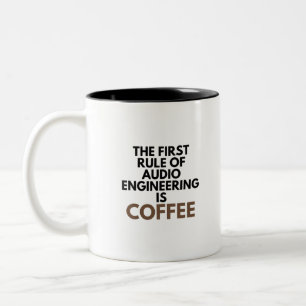 Die erste Regel der Audio Engineering ist Kaffee M Zweifarbige Tasse