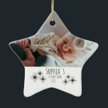 Die erste Weihnachtsdekoration des Babys Keramik Ornament<br><div class="desc">Das erste Weihnachtsfest des Babys,  die Dekoration des Weihnachtsbaumes. Personalisiert mit Foto und Namen. Individuelle Name-Design. Großartiges Geschenk Weihnachten Geschenk für das erste Weihnachtsfest des Babys.</div>