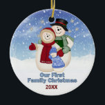 Die erste Weihnachtsfamilie Blue Frosty Snowman Keramik Ornament<br><div class="desc">Frostig der Snowman mit Mrs. Frosty und Baby Boy Frosty mit Schneeflocken Hintergrund. Sie sind für den Winter mit Schal,  Hut und Fäusten verkleidet. Einzigartiges Ornament hat einen Datumsbereich,  der für Sie individuell gestaltet werden kann.</div>