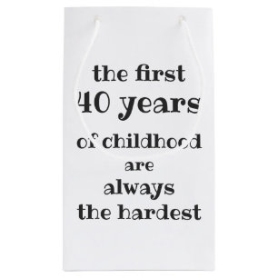 Die ersten 40 Jahre der Kindheit sind die schwerst Kleine Geschenktüte