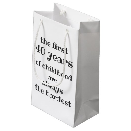 Die ersten 40 Jahre der Kindheit sind die schwerst Kleine Geschenktüte (Rückseite Schrägansicht)