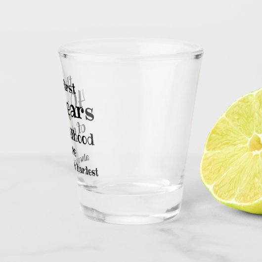 Die ersten 40 Jahre der Kindheit sind die schwerst Schnapsglas (Rechts)