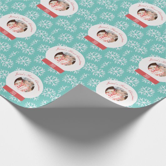 Die ersten Snowglobe-Schneeflocken des Babys Geschenkpapier (Ecke)