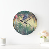 Die Eule graben gehockt ringsum Uhr (Zuhause)