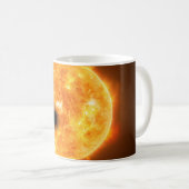Die Exoplanet Wasp-107b ist ein Gasriese Kaffeetasse (VorderseiteRechts)
