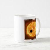 Die Exoplanet Wasp-107b ist ein Gasriese Kaffeetasse (VorderseiteRechts)