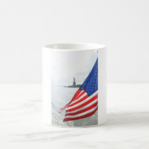 Die Fahne fliegt nach der Freiheitsstatue. Kaffeetasse