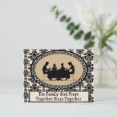 Die Familie, die die Postkarte zusammenspielt (Stehend Vorderseite)