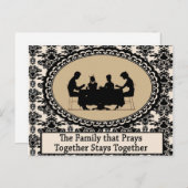 Die Familie, die die Postkarte zusammenspielt (Vorne/Hinten)