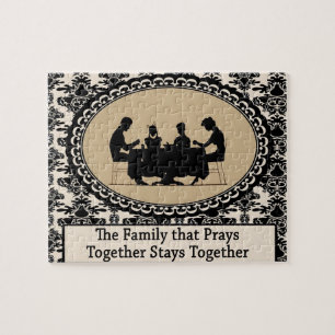 Die Familie, die zusammen Puzzlespiel betet Puzzle