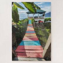 Die farbenfrohe Fußgängerbrücke
