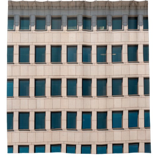 Die Fassade des modernen Gebäude mit rechteckigem Duschvorhang (Vorderseite)