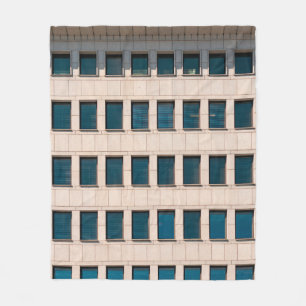 Die Fassade des modernen Gebäude mit rechteckigem Fleecedecke