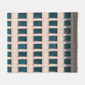 Die Fassade des modernen Gebäude mit rechteckigem Fleecedecke (Vorderseite (Horizontal))
