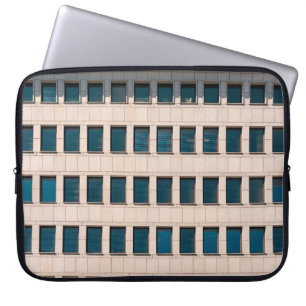 Die Fassade des modernen Gebäude mit rechteckigem Laptopschutzhülle