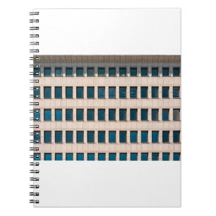 Die Fassade des modernen Gebäude mit rechteckigem Notizblock