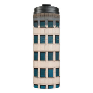 Die Fassade des modernen Gebäude mit rechteckigem Thermosbecher