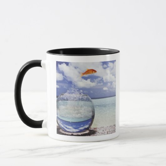 Die Fische springend vom Aquarium Tasse (Links)