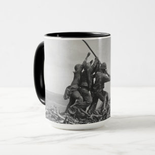 Die Flagge auf Iwo Jima hissen Tasse