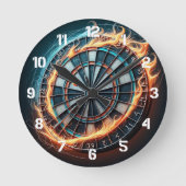 Die flammende Dart Arena entzündet die Leidenschaf Runde Wanduhr (Vorderseite)