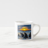 Die Flasche-gerochenen Delphine im Espressotasse (Rechts)