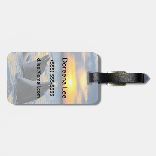 Die Flasche-gerochenen Delphine im Gepäckanhänger (Rückseite horizontal)