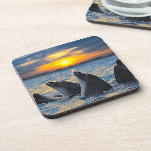 Die Flasche-gerochenen Delphine im Getränkeuntersetzer (Linke Seite)