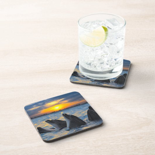 Die Flasche-gerochenen Delphine im Getränkeuntersetzer (Rechte Seite)