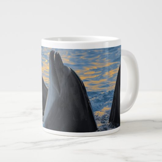 Die Flasche-gerochenen Delphine im Jumbo-Tasse (Vorderseite Rechts)