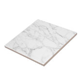 Die Fliesen sind aus weißem Marmor und mit grauem  (Seite)