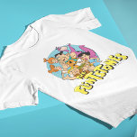 Die Flintstones und Rubbelfamilie Grafik T-Shirt<br><div class="desc">Die Steine | Karo aus den Flintstones und den Rubbles zusammen in dieser Grafik für 'The Flintstones' TV Show mit dem Showlogo.</div>