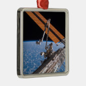 Die Flügel der Canadarm2- und Solarpaneele Silbernes Ornament (Rechts)